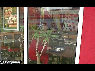 बड़ा मुर्गा नानी गृहिणी मां प्रौढ़ वृद्ध और जवान किशोर पत्नी